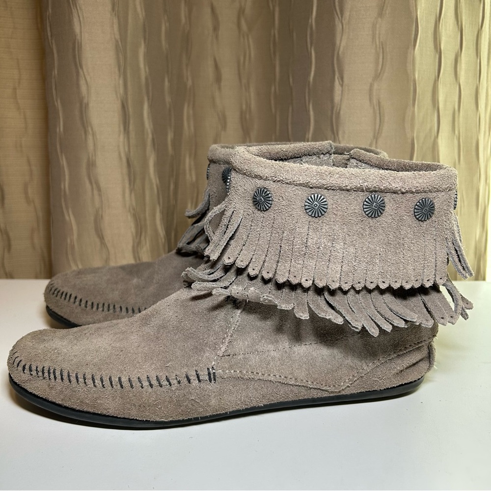 Minnetonka Double Fringe Women’s 9.5 Side Zip Boot Moccasin Taupe Suede 691T - Picture 2 of 16